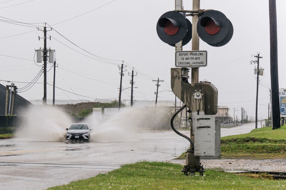 Tormenta Nicholas se convierte en huracán en su ruta a Houston