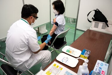 Japón aprueba las vacunas anticovid de Moderna y AstraZeneca