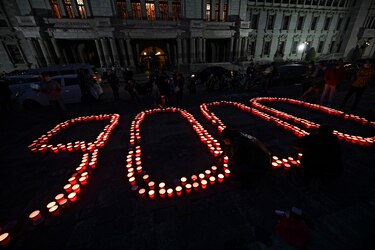 Recuerdan con velas a muertos por covid-19 en Guatemala y culpan a presidente