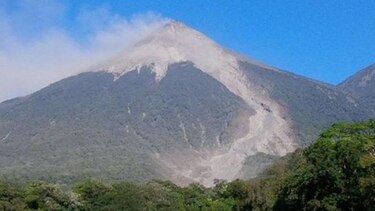 Al menos 370 personas evacuadas por erupción de volcán de Fuego en Guatemala