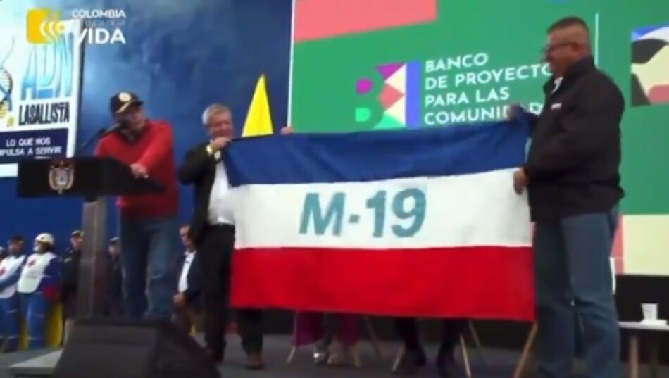 Petro pide exhibir la bandera de la guerrilla del M-19 en un acto público