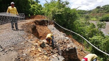 Lluvias ocasionan deslizamientos de tierra a orillas de vías santeñas