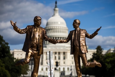 Trump voló al menos 8 veces en el avión privado de Epstein, según nuevos archivos del caso