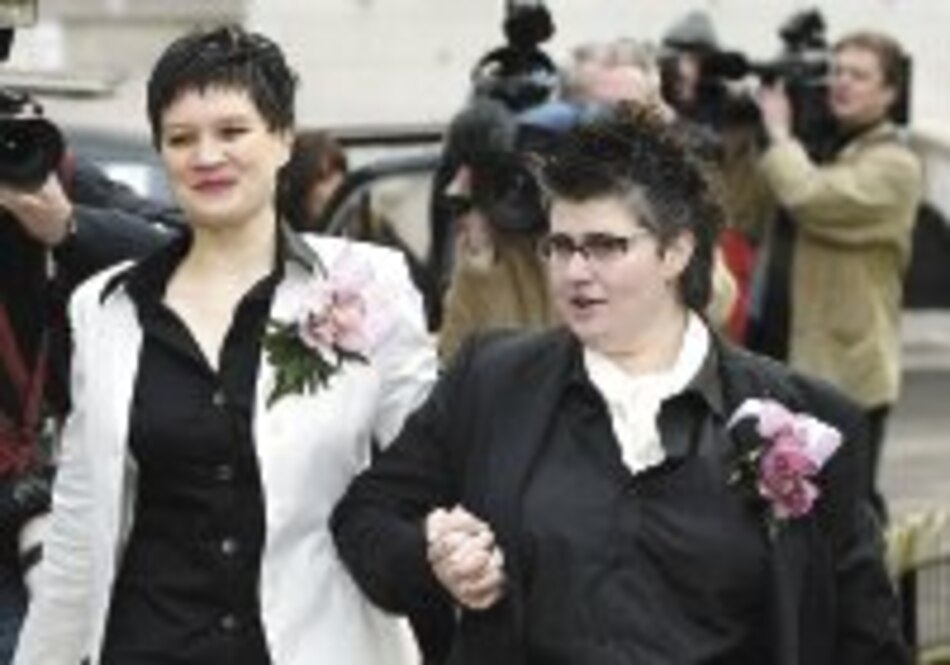 ‘Gays’ son legalmente casados