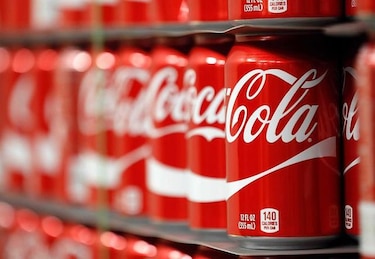 Coca-Cola suprimirá mil 200 empleos tras caída de ganancias