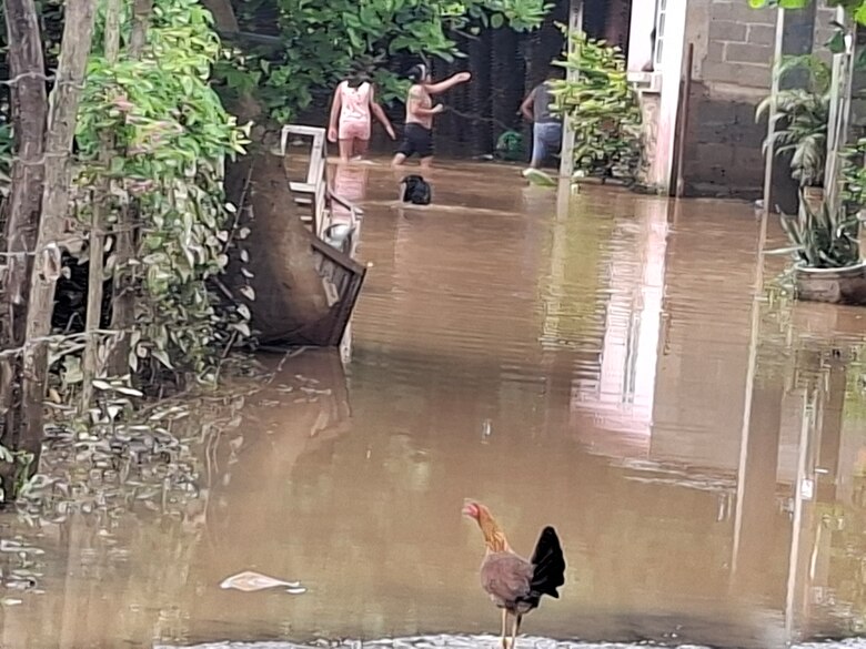 ‘¡Viene el río!’: Familias en Los Santos se salvan por alerta vecinal ante desbordamiento