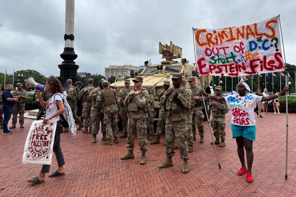 Protesta con carteles y pegativas por la ‘toma hostil’ de Trump a Washington