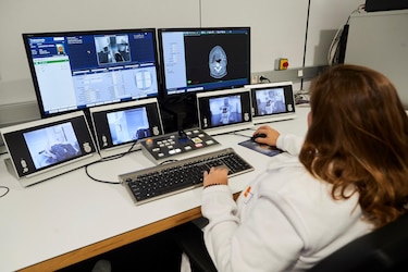 Terapia dirigida reduce en 94% el riesgo de progresión cerebral en cáncer de pulmón