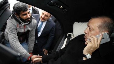 Presidente de Turquía convence a hombre de que no se suicide