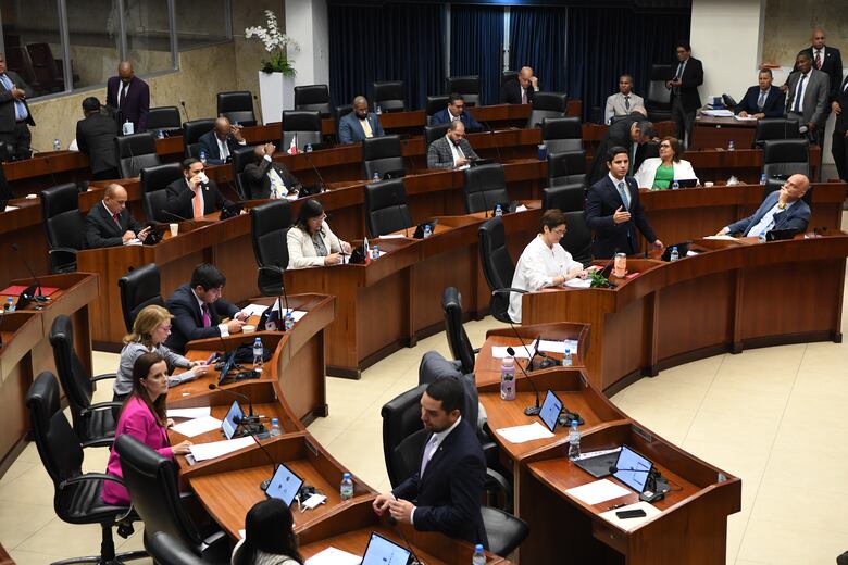 Consenso en 14 de 15 comisiones legislativas; Presupuesto sigue en disputa