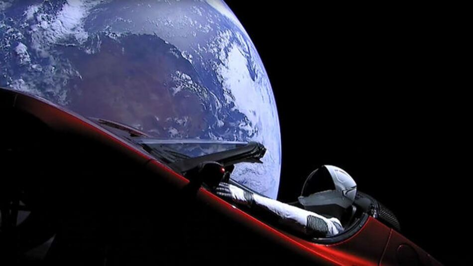 Un vehículo deportivo Tesla viaja por el espacio