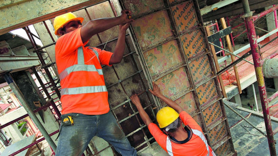 Salen del país $800 millones en remesas al año