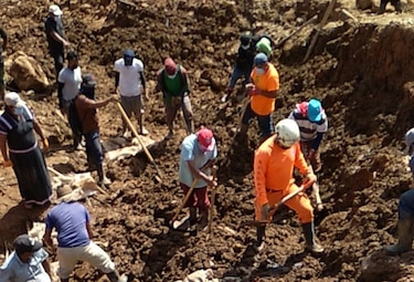 Recuperan los restos de dos menores que quedaron sepultadas tras el paso de ETA