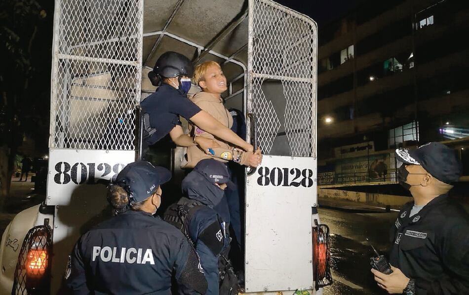 Repican pailas en cuarentena; arrestos no frenan protesta contra abusos en albergues de menores
