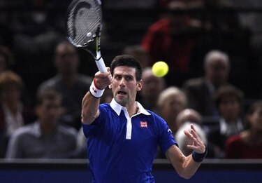 Djokovic gana a Simon y avanza a cuartos en París-Bercy