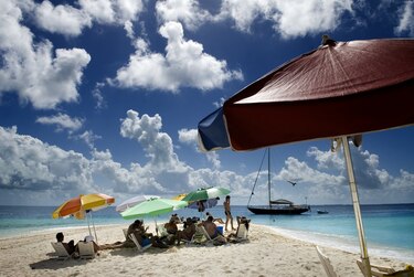 Venezuela reabrirá sus playas en medio de la caída de contagios de la Covid-19, anuncia Maduro