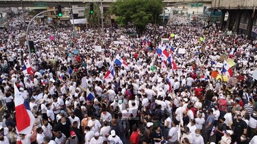La ciudadanía protesta contra las reformas electorales introducidas en la Asamblea