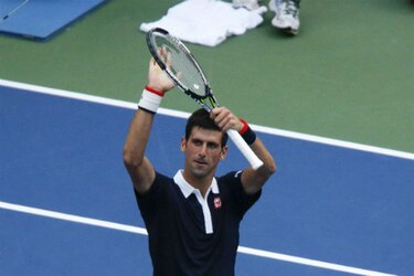 Djokovic suda, pero pasa a la cuarta ronda del Abierto de Estados Unidos