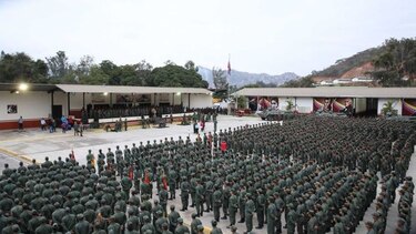 Nicolás Maduro pide unidad a los militares, a los que Juan Guaidó llama a rebelarse