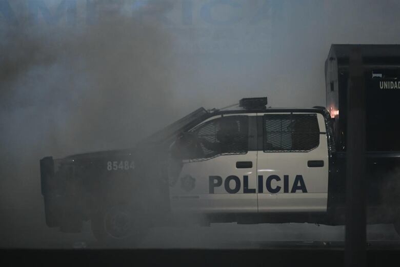 ‘¿Queremos consulta? ¡No!’, gritan miles de ciudadanos que marcharon a la Asamblea; antimotines los dispersa con gas lacrimógeno