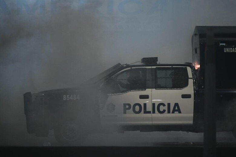 ‘¿Queremos consulta? ¡No!’, gritan miles de ciudadanos que marcharon a la Asamblea; antimotines los dispersa con gas lacrimógeno