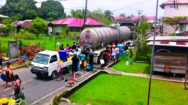 Analizan muestras del agua en Isla Colón