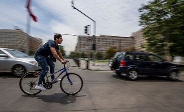 Nueva ley prohíbe a bicicletas y monopatines ir por las aceras de Chile