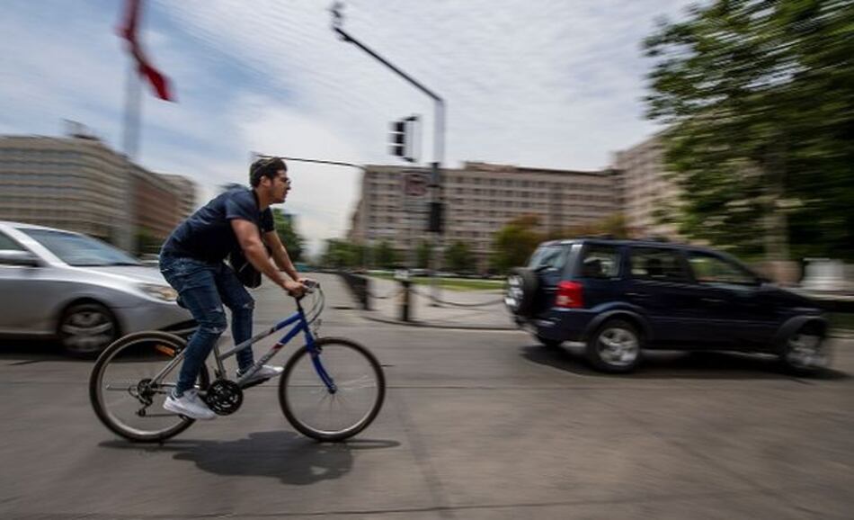 Nueva ley prohíbe a bicicletas y monopatines ir por las aceras de Chile