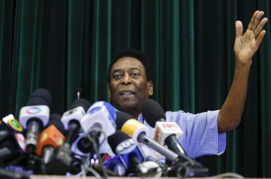 Pelé utiliza andador ortopédico