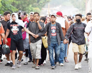 Caravana con migrantes de varios países avanza por tercer día en el sur de México