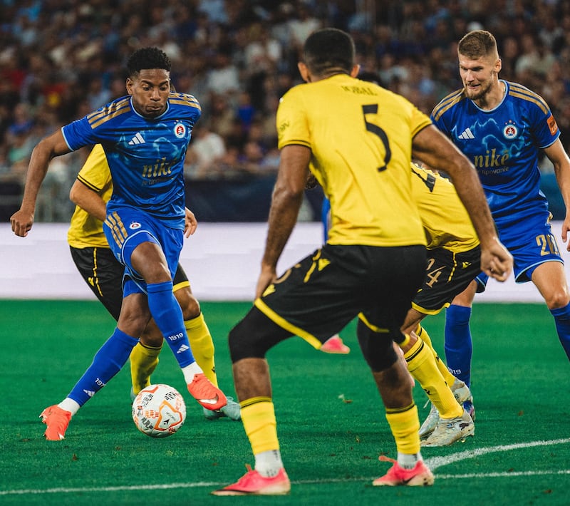 César Blackman brilla con tres asistencias y José Córdoba fue titular con el Norwich