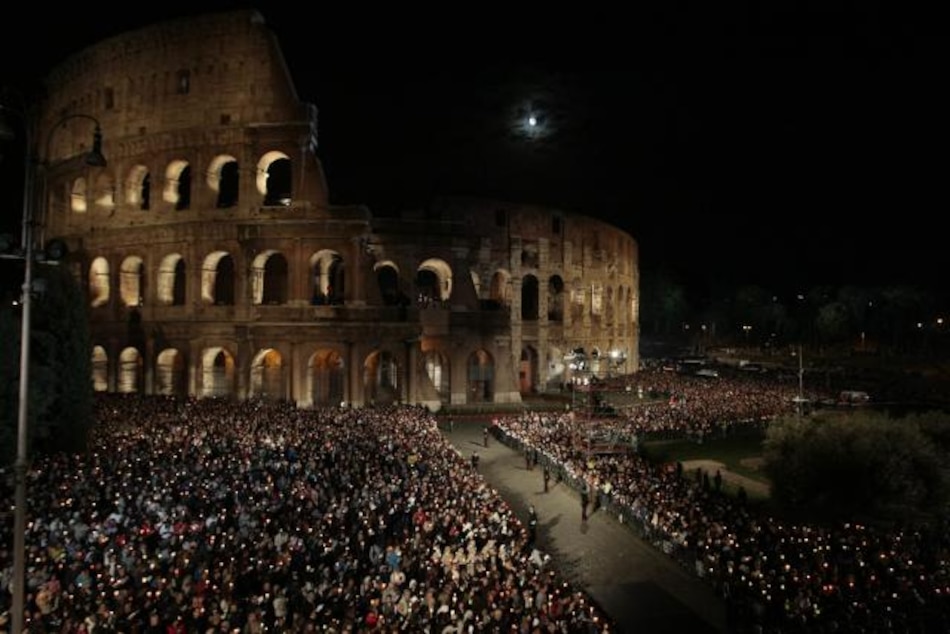 Papa preside Vía Crucis de Viernes Santo frente a Coliseo