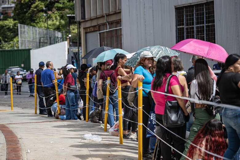 Ente electoral de Venezuela entrega al Supremo las actas de escrutinio de las elecciones presidenciales