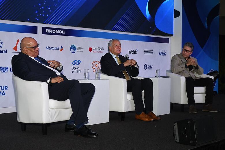 Óscar Naranjo: ‘La banca está amenazada por el crimen organizado’