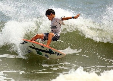 Isauro Elizondo pone a Panamá en lo más alto del surf en categoría Sub-12