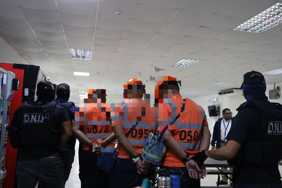 Cuatro capturados en puerto del Pacífico por contaminar un contenedor con 220 paquetes de cocaína