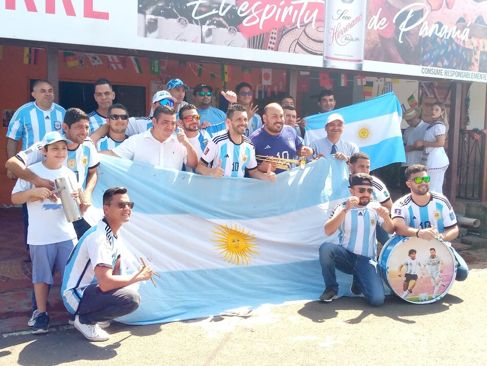 En Guararé el ‘Monstruo Celeste’ celebra con el embajador de Argentina el título del Mundial de Catar