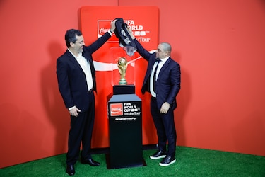 Roberto Carlos y Karanka dan la bienvenida al trofeo del Mundial en su visita al Bernabéu