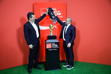 Roberto Carlos y Karanka dan la bienvenida al trofeo del Mundial en su visita al Bernabéu