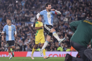 Messi marca de penalti su gol 126 con Argentina y eleva a 3-0 el triunfo ante Benín