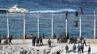 Migrantes entran a Ceuta en marea baja