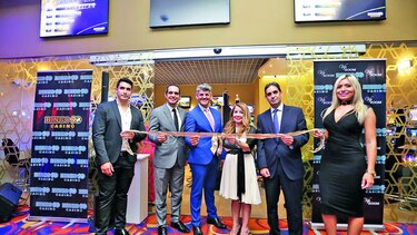 Corte de cinta del nuevo VIP Room de Bingo 90