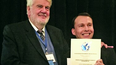 Entregan premio Roberto Eisenmann Jr.