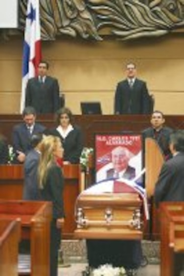 Políticos despiden al diputado Titi Alvarado