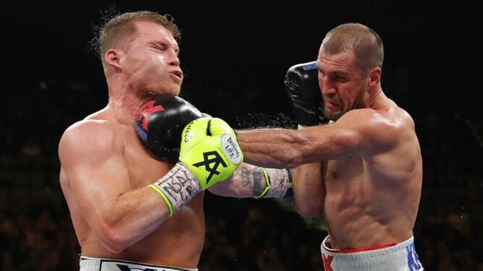 Canelo Álvarez noquea a Kovalev y se queda con el título de la OMB