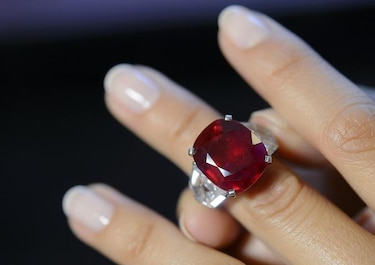 Subastan anillo con rubí birmano en 30.3 millones en Ginebra
