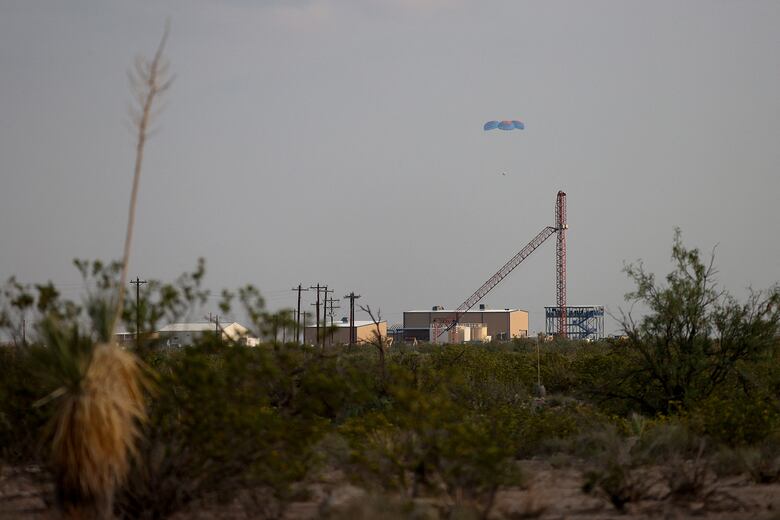 Aterriza en Texas la cápsula de Blue Origin en la que Jeff Bezos llegó al espacio