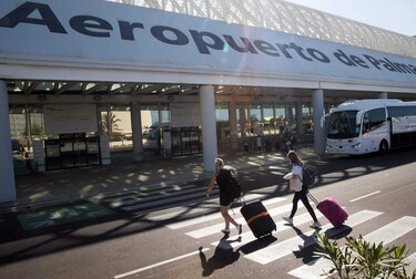 Policía de Mallorca detiene a 11 personas por fuga de pasajeros en una escala de emergencia