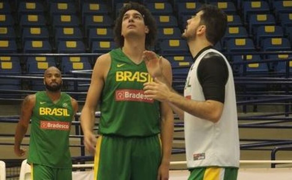 Brasil pierde a Varejao por lesión en la espalda