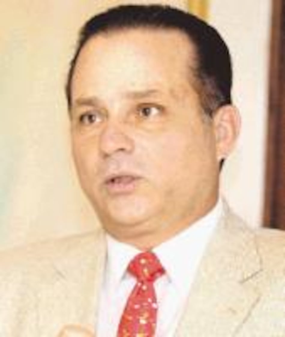 Distinguen a Alemán Zubieta